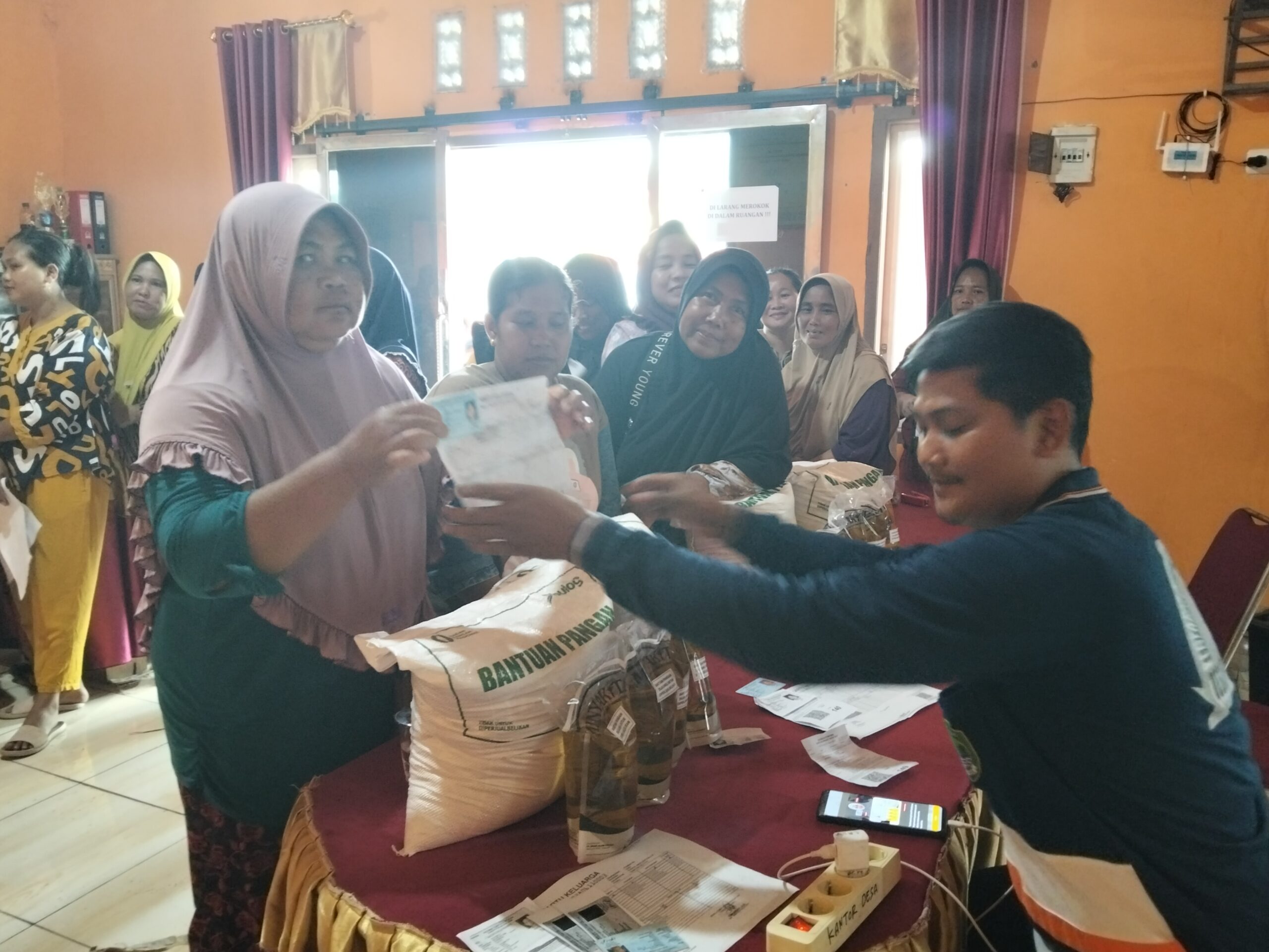 485 Warga Desa Prambatan PALI Terima Bantuan Pangan