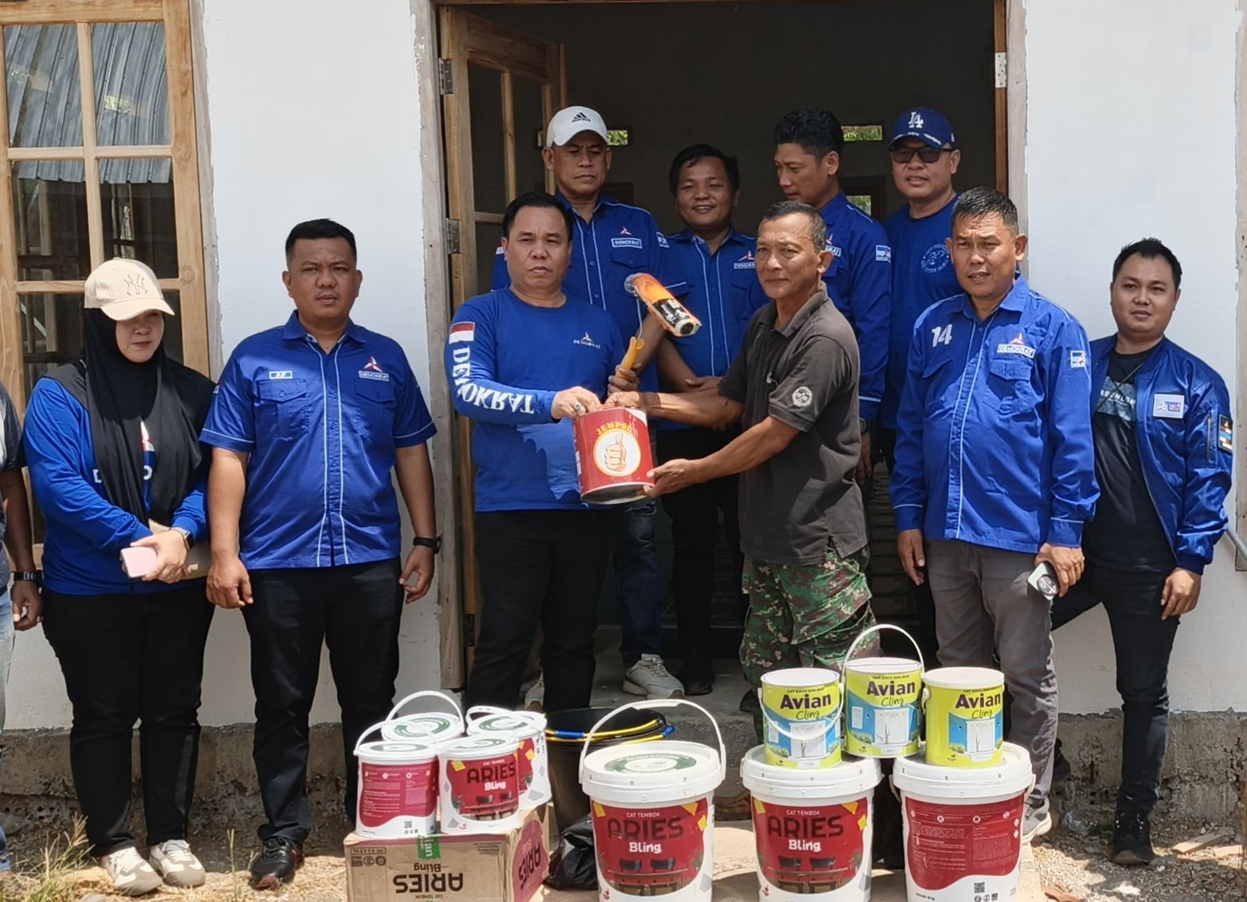Peringati HUT Partai Demokrat Ke-25, Devi Harianto Gelar Bakti Sosial dan Rehab Tempat Ibadah